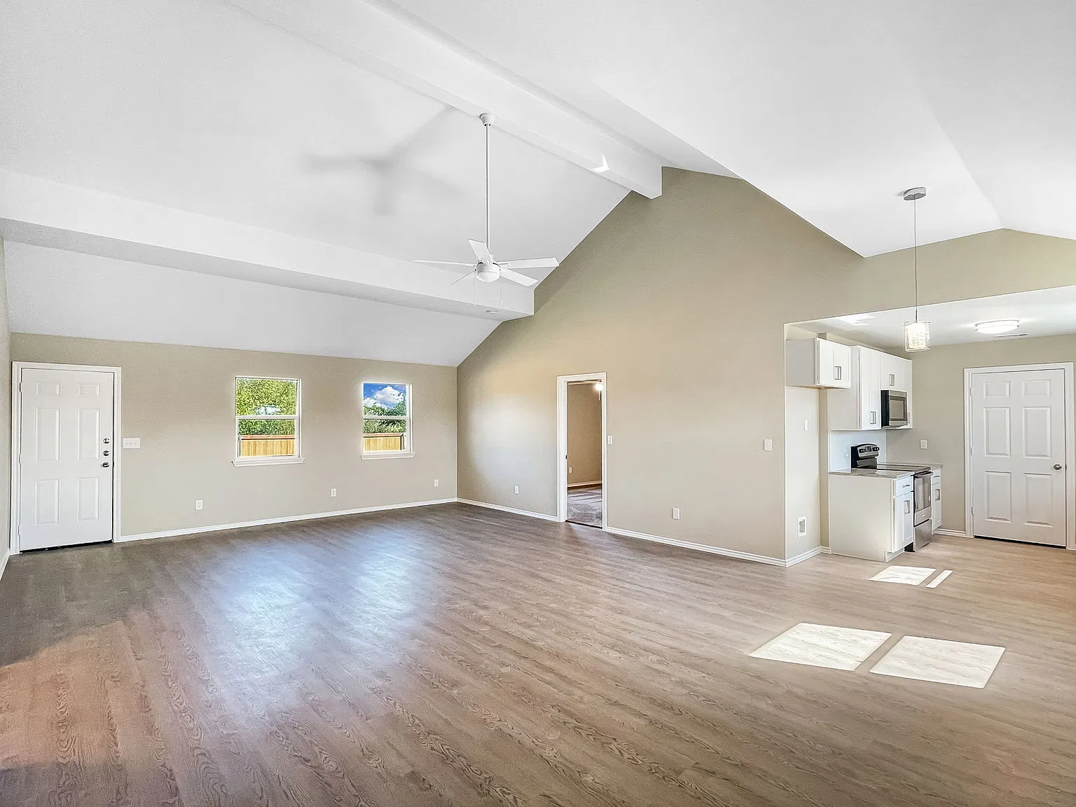 3 bed, 2.0 bath, 1400 sqft, $1,900 — Photo 2