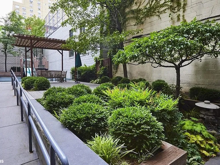 360 E 88th St #25A — Photo 13