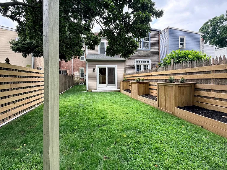 121 E Union St — Photo 15