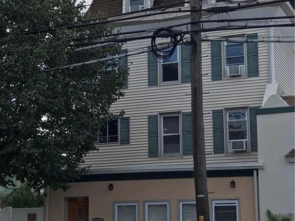 Apt on 2nd floor
Apt A - Bottom 2 floors (2nd fl is sub level to Apt A).
Apt B - Top 2 floors