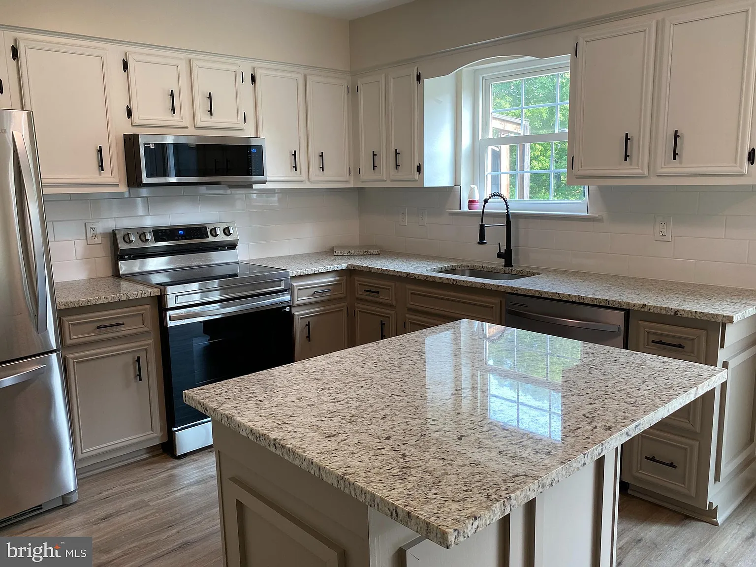 3 bed, 1.5 bath, 1350 sqft, $2,400 — Photo 3