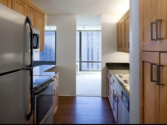 2nd image of 231 E Wacker Dr