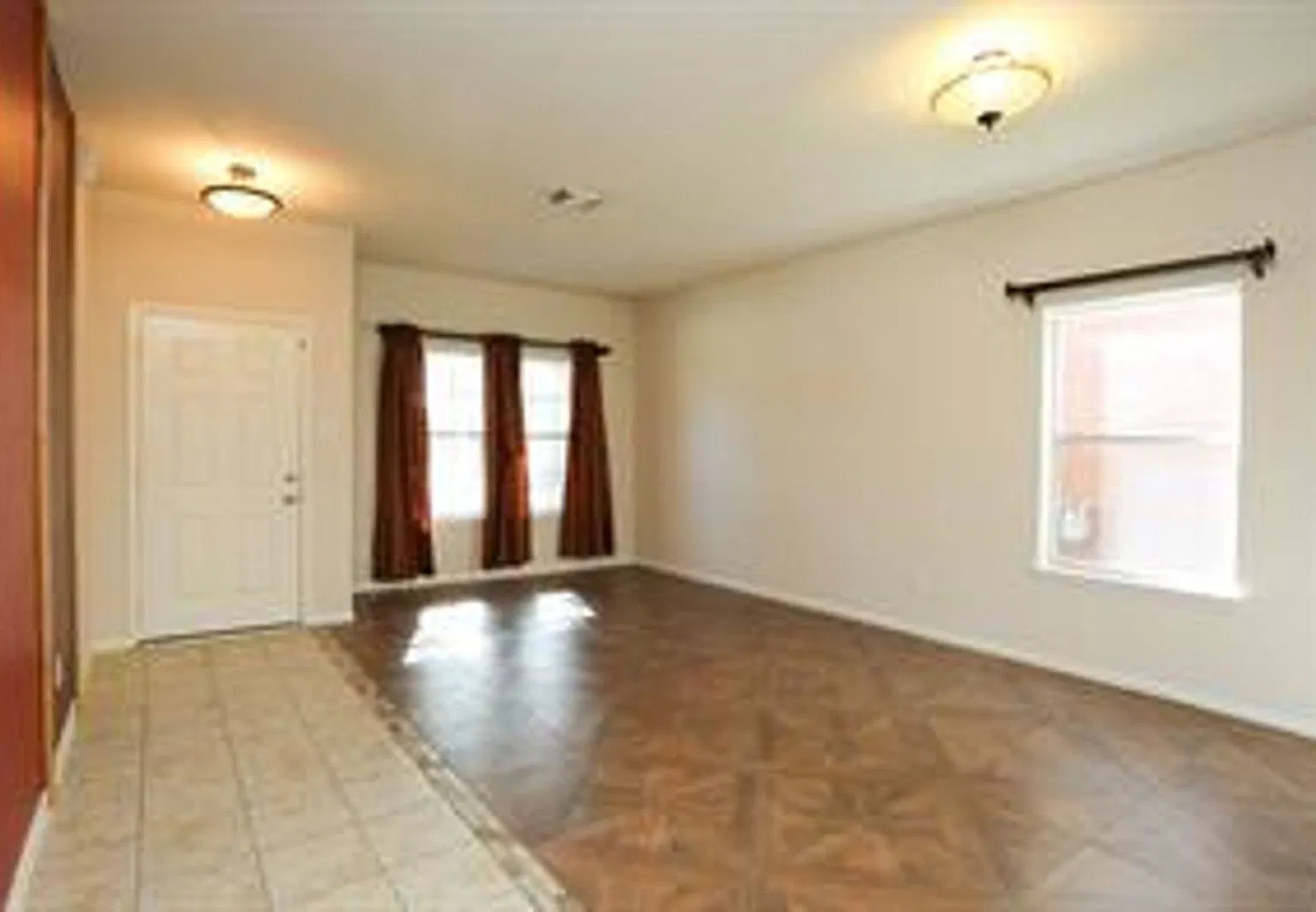 4 bed, 3.5 bath, 3013 sqft, $2,300 — Photo 2