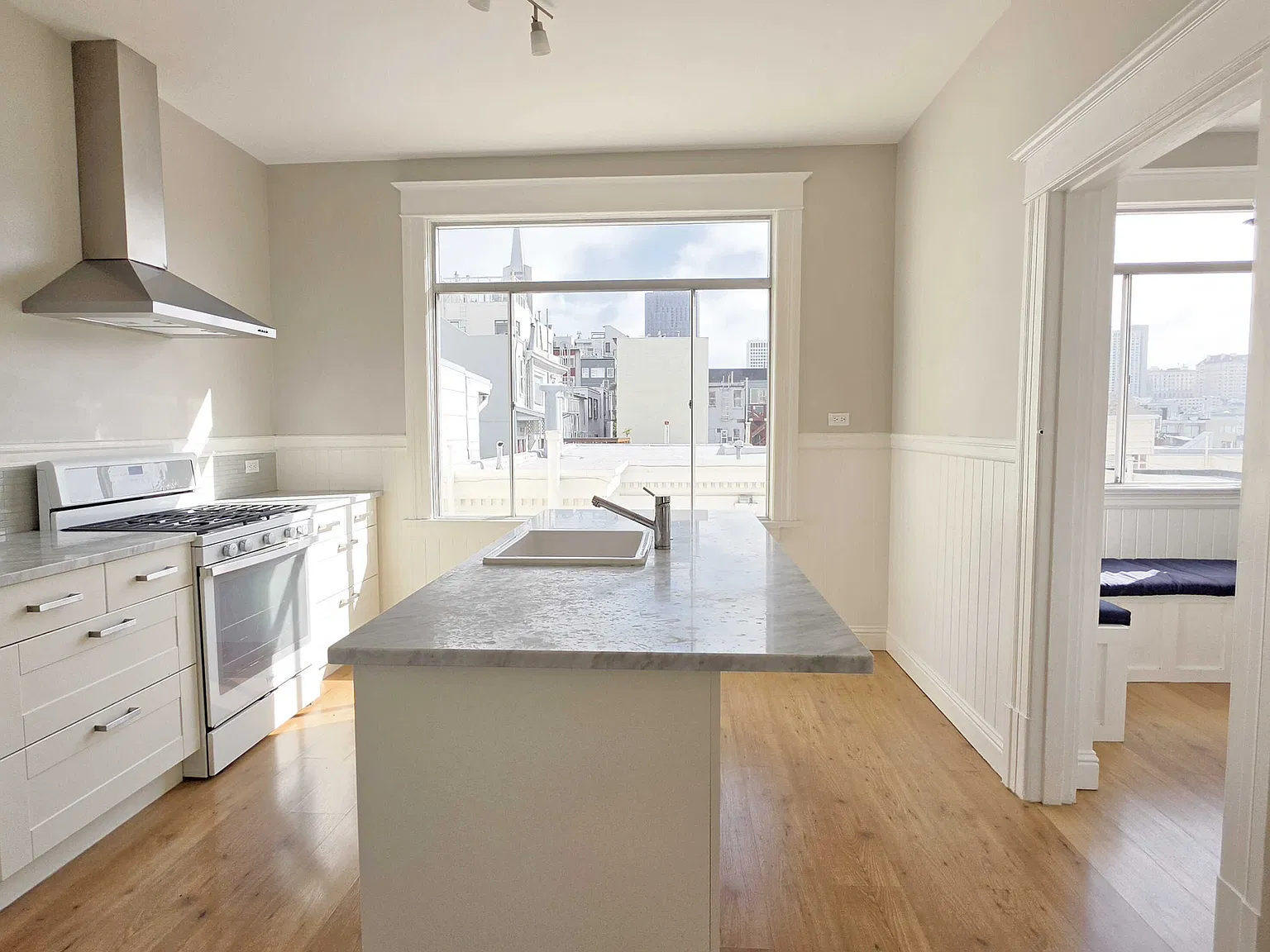 Remodeled Telegraph 2/1 w/ Laundry, Dishwasher, Views! — Photo 1