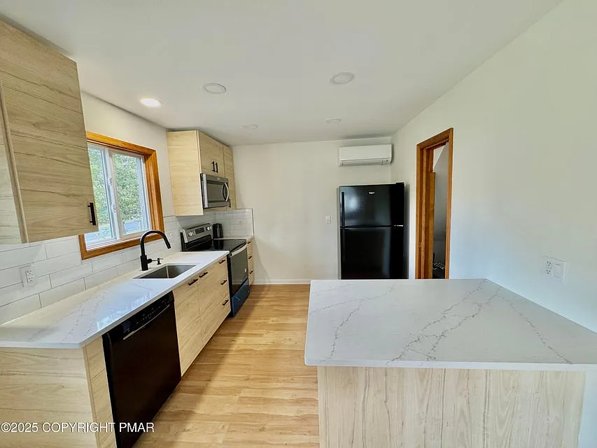 3 bed, 1436 sqft, $2,250 — Photo 4