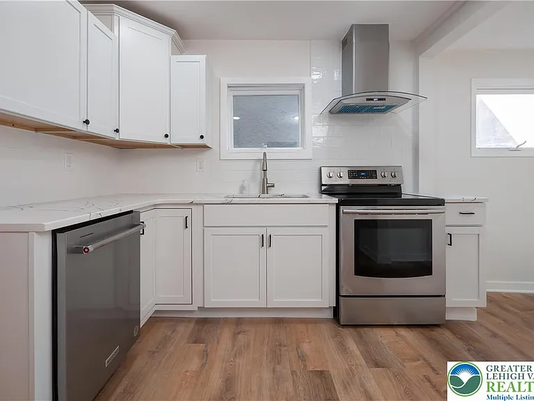 718 N New St — Photo 9