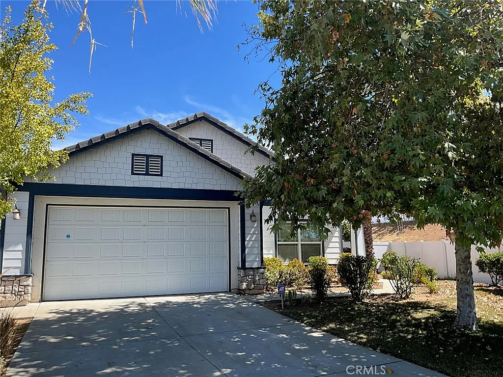 4 bed, 1956 sqft, $3,200 — Photo 2