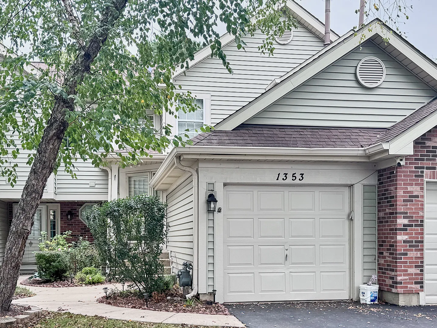 2 bed, 1086 sqft, $2,000 — Photo 1