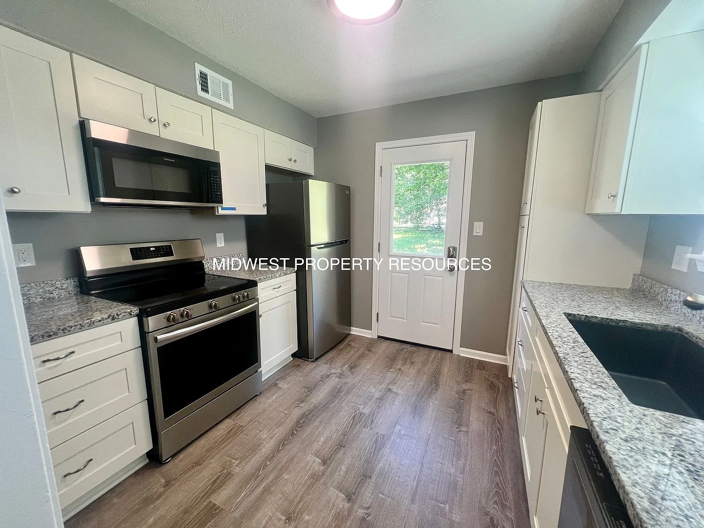 Large Updated 3 Bedroom/2 Bath Duplex in Lee's Summit — Photo 2