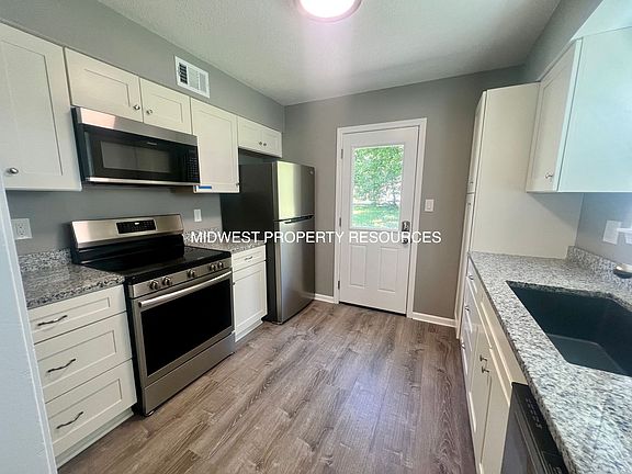 2nd image of 205 NW Market Pl APT A