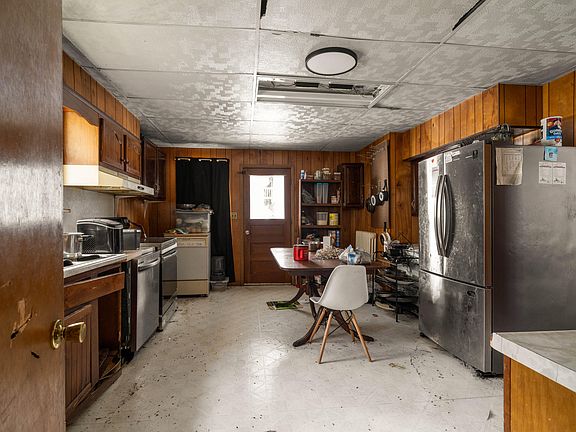 4th image of 528 N Broad St