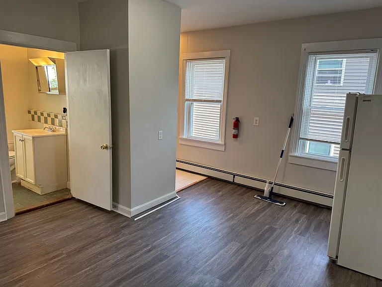 27 Camden Ave — Photo 2