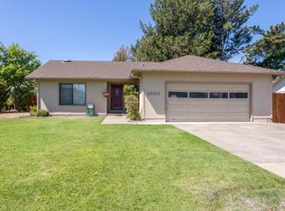 1002 Angler Ln, Grants Pass, OR 97527