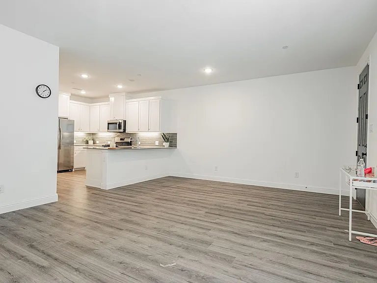 537 Parkside Dr — Photo 3