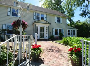 2 McKnight Dr, Great Neck, NY 11021