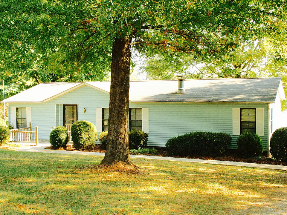Immaculate lake home