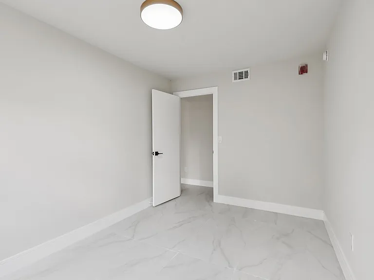 The Oaks Apartments — Photo 65