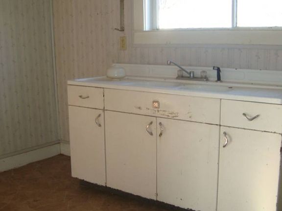4th image of 109 E Railroad Ave