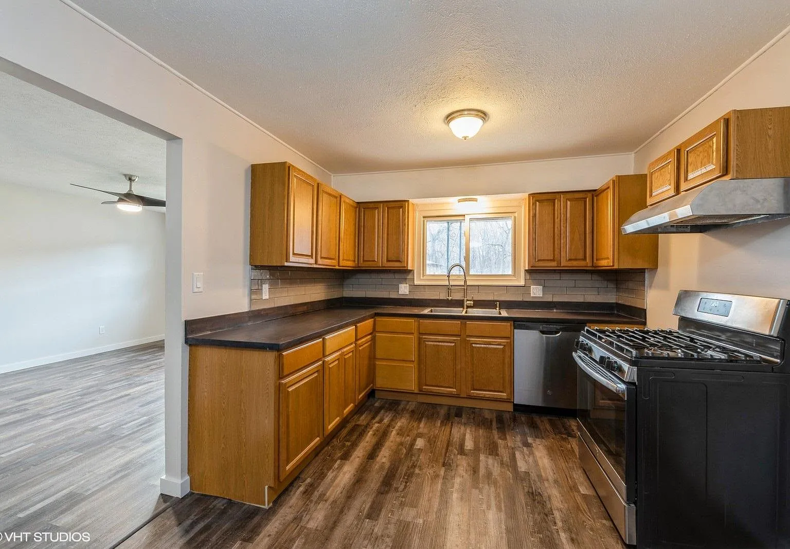 3 bed, 1.5 bath, 1100 sqft, $1,790 — Photo 2