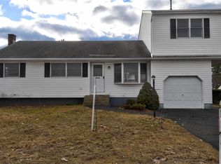 14 Venus Dr, Loudonville, NY 12211