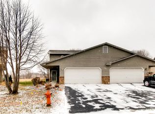 532 Oak Hill Cir, Chaska, MN 55318