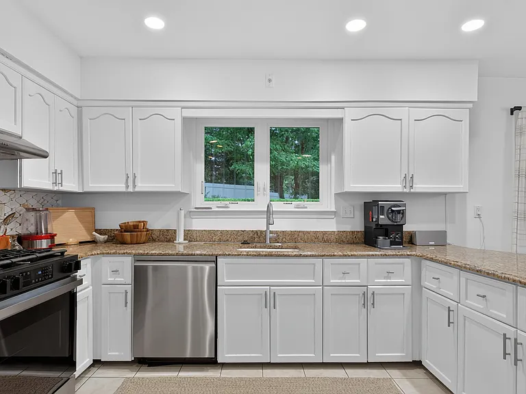 1341 Pelhamdale Ave — Photo 5
