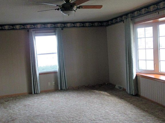 2nd image of 106 E Franklynn Ave