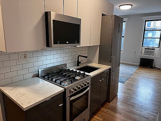 4th image of 425 E 73rd St APT 4re