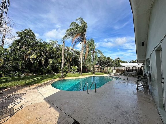 3rd image of 2401 Gabriel Ln