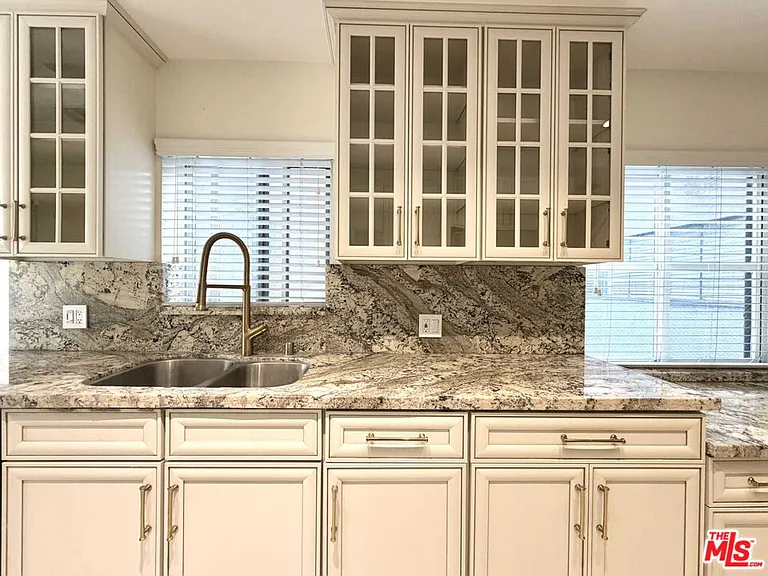 121 S Palm Dr #404A — Photo 27