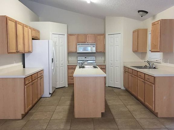 2nd image of 1010 Chateau Cir