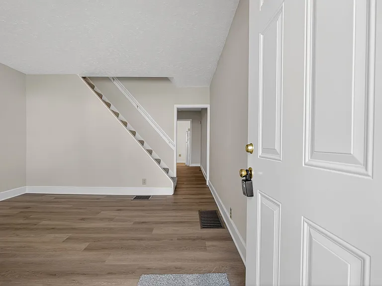 733 Center St — Photo 4