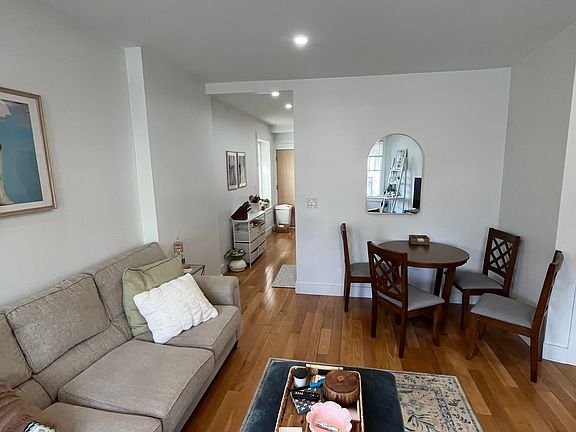 2nd image of 406 Columbia St #3A