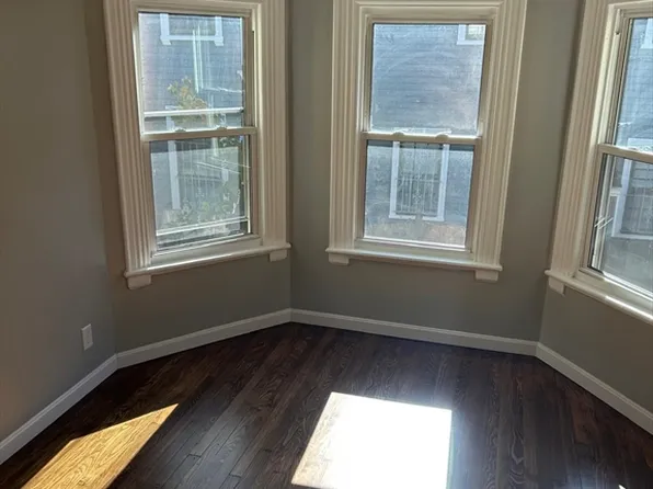 4 Crown St #2, Worcester, MA 01609