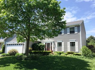 40 Ivanhoe Ln, Cary, IL 60013