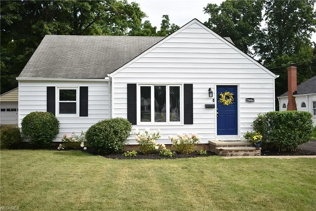 23884 Smith Ave photo 1