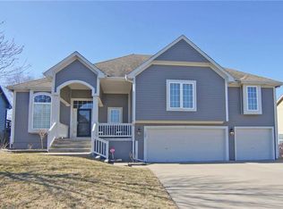 700 SW Gentry Ln, Lees Summit, MO 64081