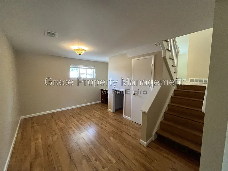 10541 Livingston Dr — Photo 15