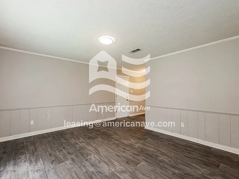 845683_003_living_room_3.jpg