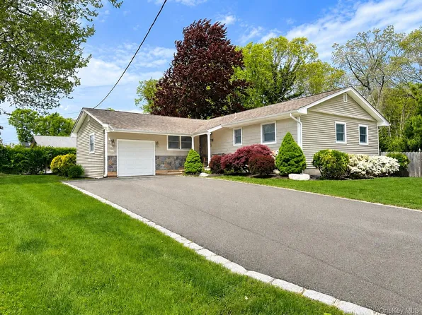1 Camelot Lane, Saint James, NY 11780