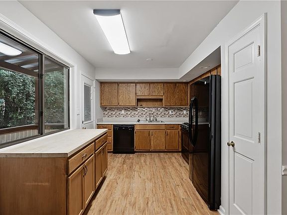 5th image of 260 Forrest Ave