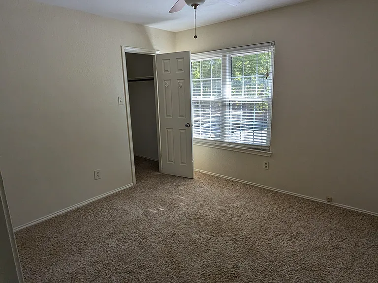 2221 Bershire Dr — Photo 19