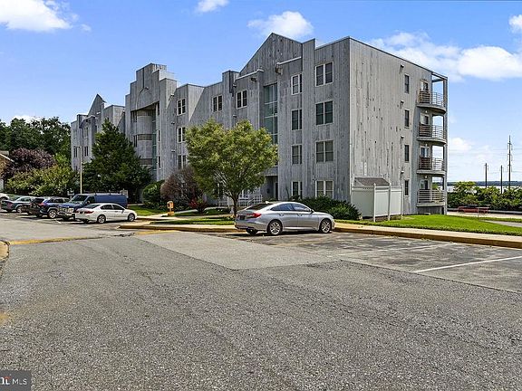 3rd image of 5215 Le Parc Dr APT 6