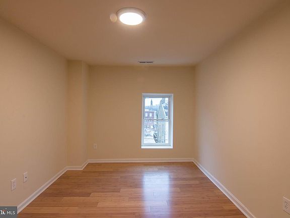 4th image of 194 Green Ln #B