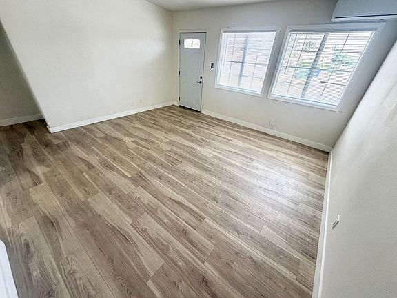 5th image of 3255 Sullivan Ave #1/2