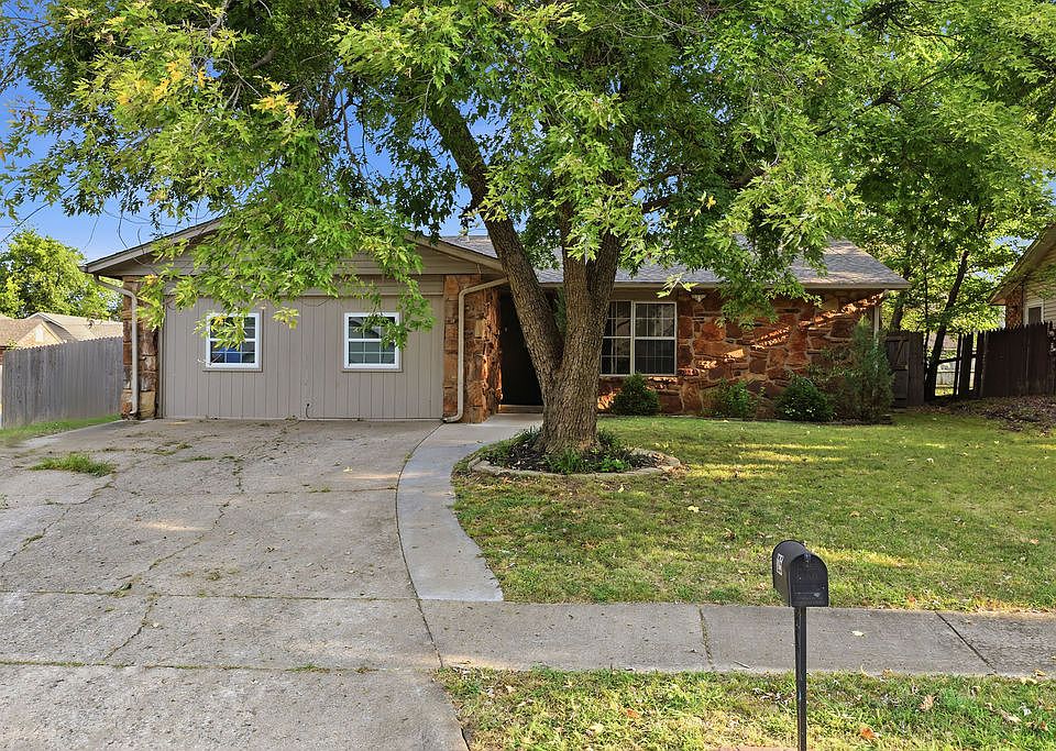 1st image of 125 W Austin St