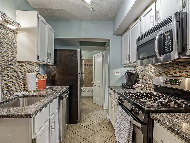 3400 & 3402 Gillham Rd — Photo 25