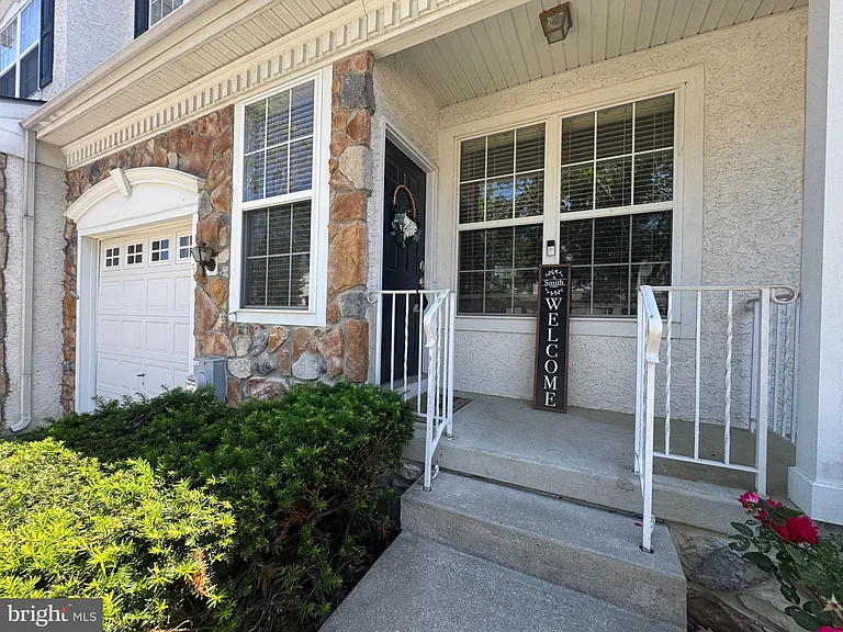 37 Weaver Dr — Photo 2