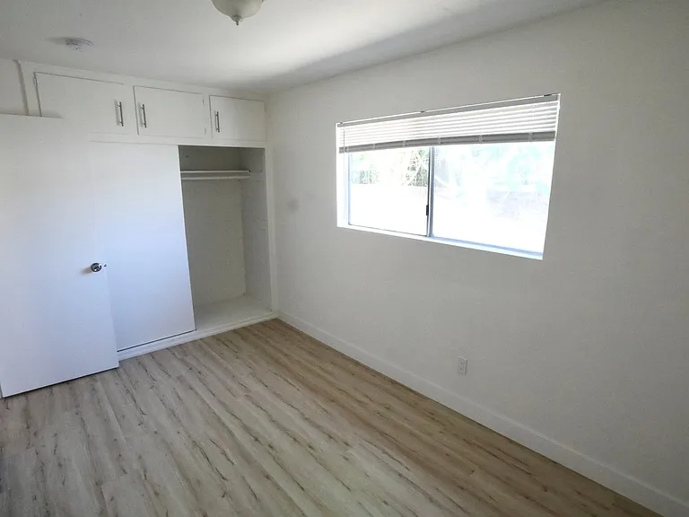 2527 Cedar Ave — Photo 5