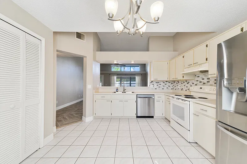 3 bed, 2.0 bath, 1240 sqft, $2,695 — Photo 3